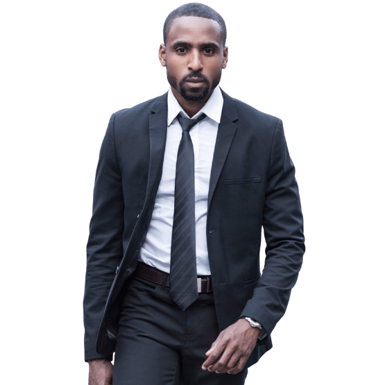 Chauffeur VTC en costume sombre, debout face à l’objectif
