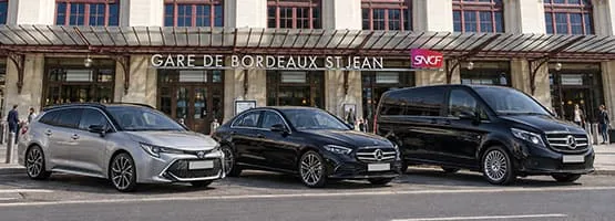 Berlines et van VTC devant la gare de Bordeaux Saint-Jean