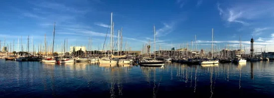 Bateaux amarrés dans un port de plaisance en Gironde